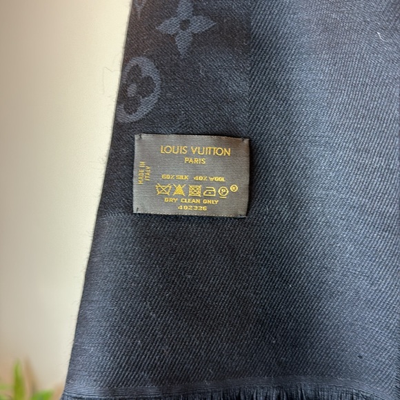 Louis Vuitton Monogram Shawl, Black. - Picture 8 of 8